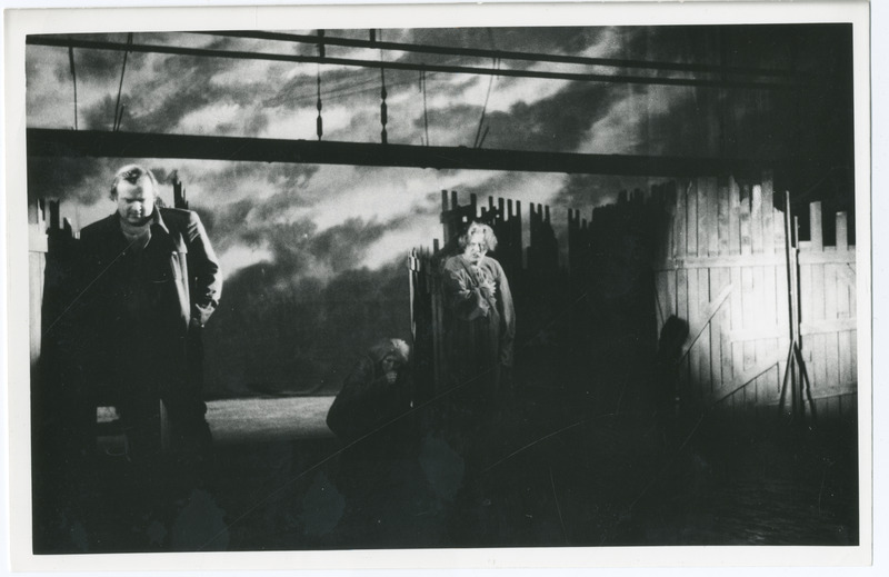 Foto. Stseen A. Jakobsoni romaani "Vaeste patuste alev" dramatiseeringust Pärnu teatris. Osaline Peeter Kard. 1982.a.