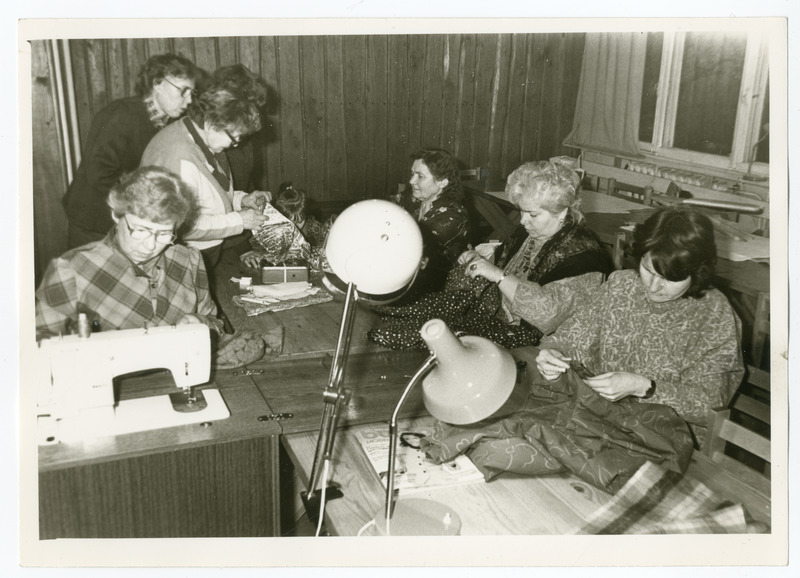 Foto. EAMS Pärnu osakonna õmblusringi koosolek. 1989.a.