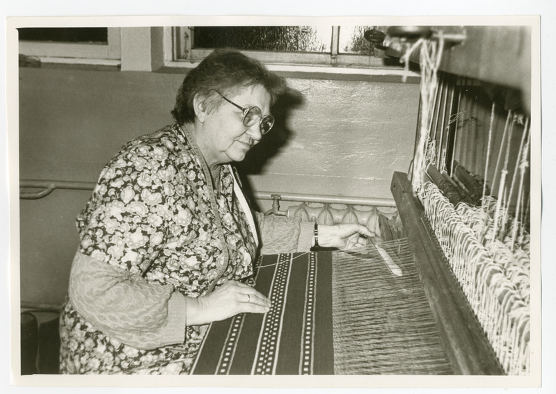 Foto. EAMS Pärnu osakonna kudumisringis. 1989.a.