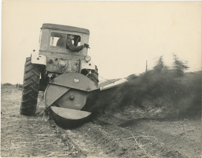 Foto, 1970-ndad. Esiplaanil traktor, mille küljel ketas lõiketeradega.