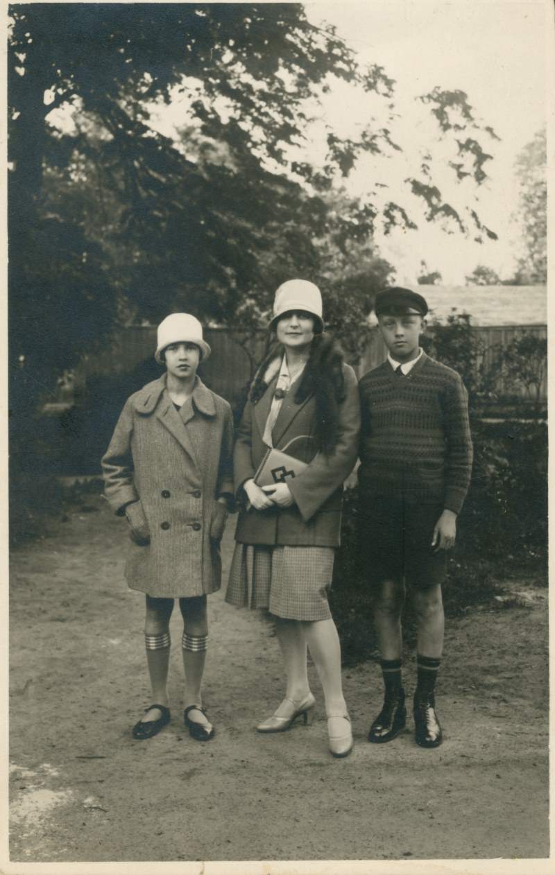 Foto. Naine lastega. Pärnu arst Johann Schanini perekonna fotod.