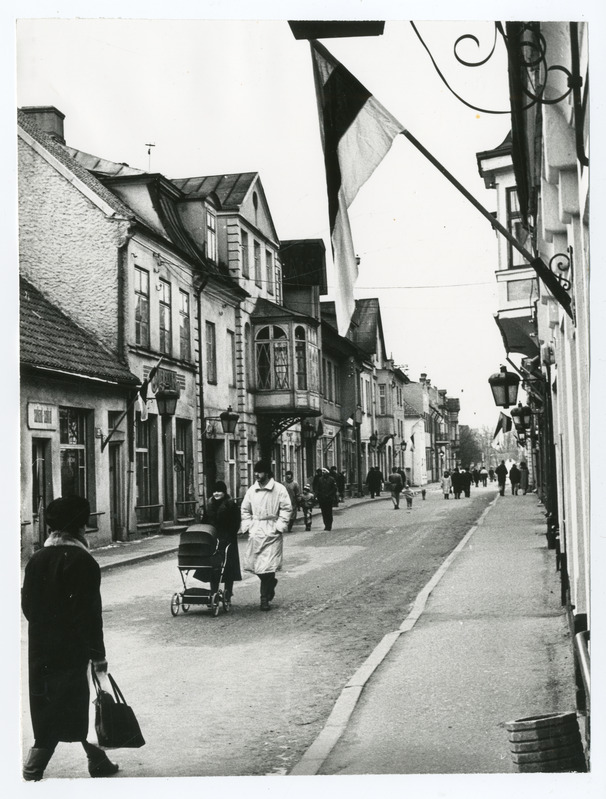 Foto. Pärnu. Vaade Rüütli tänavale. Vasakul kohvik "Kungla". 1991.a.