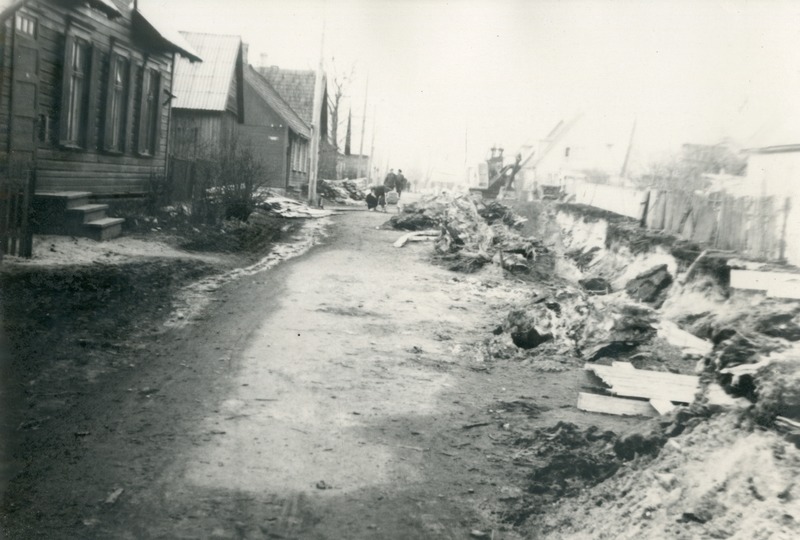 Foto. Kanalisatsiooni paigaldamine Emajõe tänaval. Vana-Pärnu, 1973