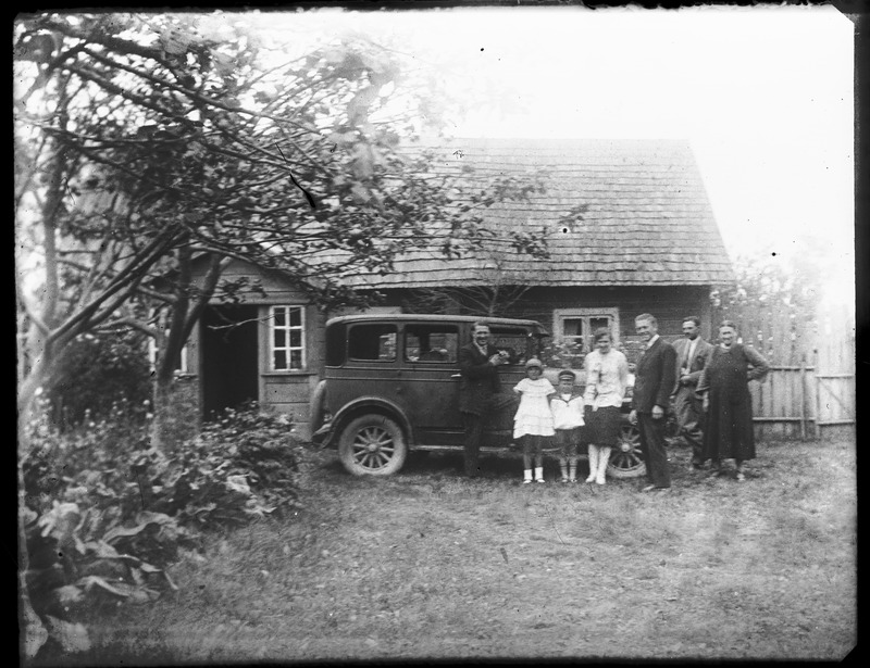 Klaasnegatiiv. Talumaja juures seltskond ja auto. Pärnu maakond, Häädemeeste