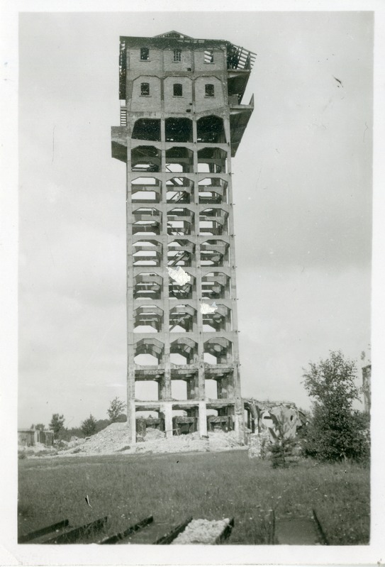 Foto. Waldhofi tselluloosivabriku leelisetorn enne purustamist. Pärnu. 1937