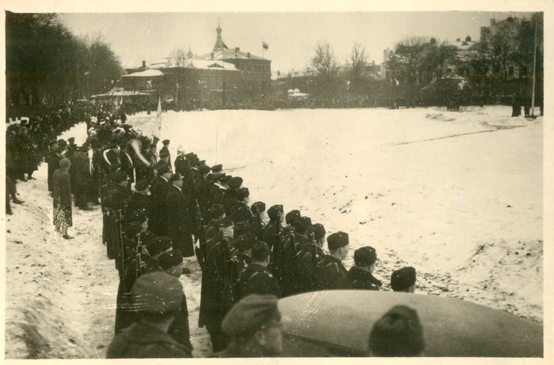 Foto. Eesti Vabariigi 22.aastapäeva paraad Vabaduse platsil. Pärnu, 1940.