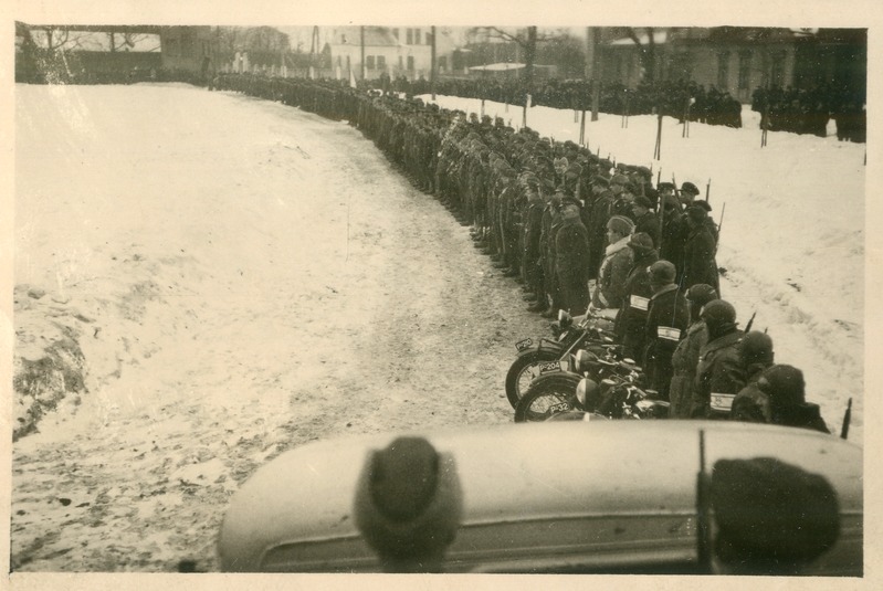Foto. Eesti Vabariigi 22.aastapäeva paraad Vabaduse platsil. Pärnu, 1940.