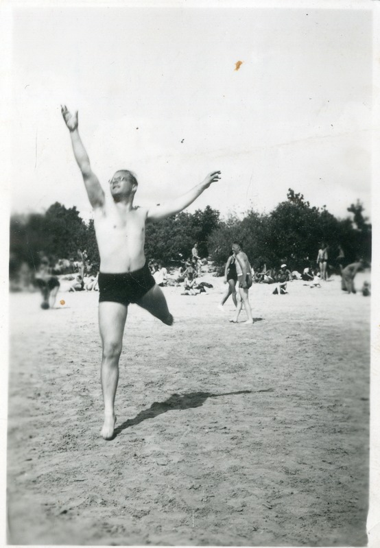 Foto. Tiit Kuusik suvises Pärnu rannas. Pärnu, 1937.