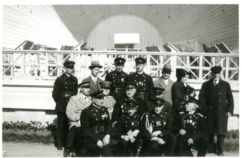 Foto. Pärnu tuletõrjujad Ranna kõlakoja ees. Pärnu, 1930-ndad.