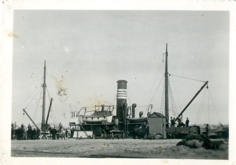 Foto. Auriku tühjendamine põllurammu laadungist. Pärnu, 1938.