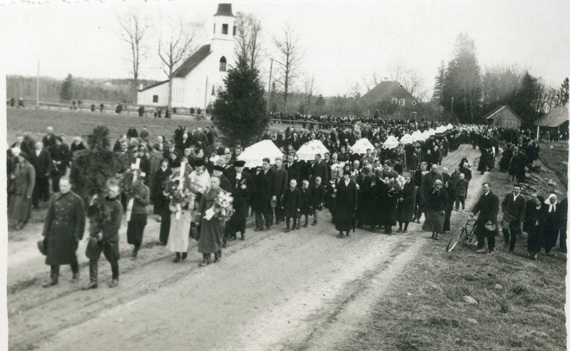Foto. Kilingi-Nõmme alevi II algkooli põlengu ohvrite matus. Saarde, 1937