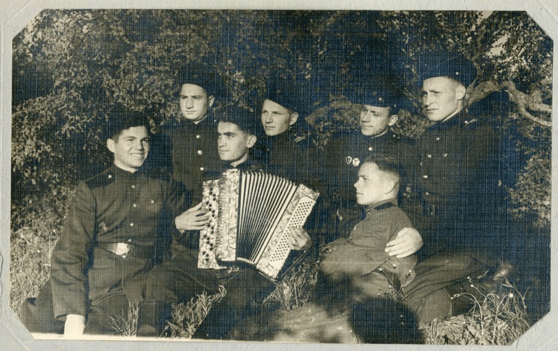 Foto albumis. Soldatid puhkehetkel