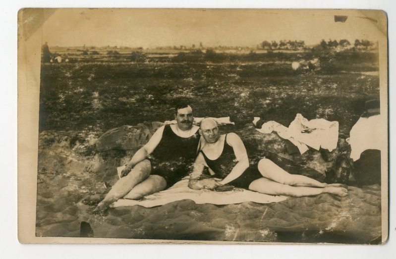 Foto albumis. Mehed rannas