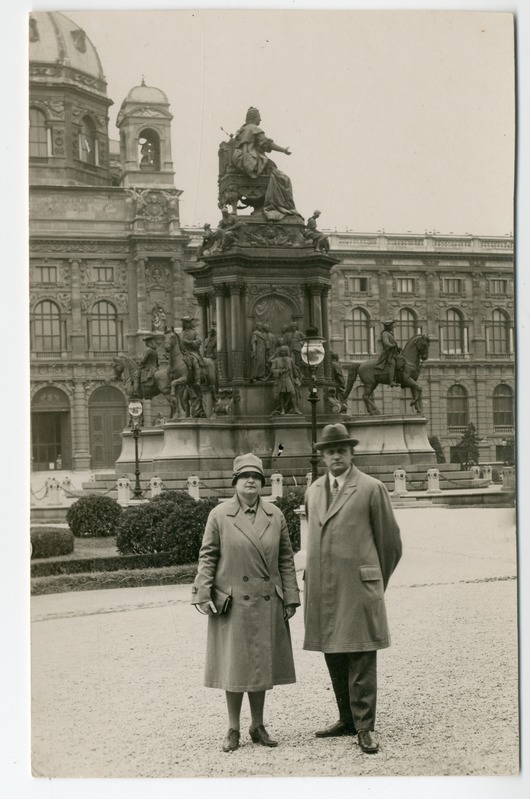 Foto. Dr. Jaan Kukk abikaasaga Viinis