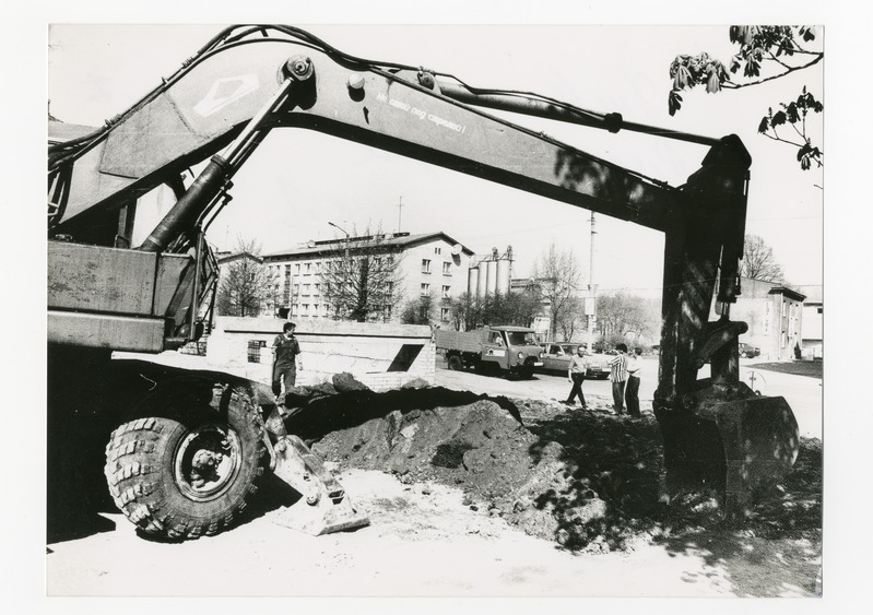 Foto. Ekskavaator kaevetöid tegemas