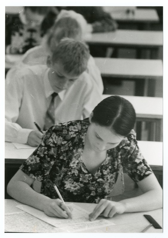 Foto. Lõpukirjandi kirjutamine Pärnu kesklinna koolis