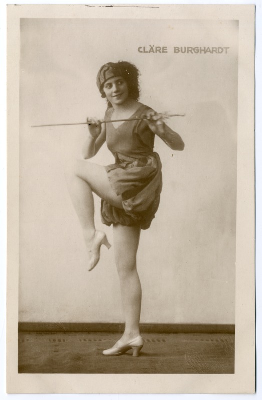 Foto albumis. Tantsijanna Cläre Burghardt