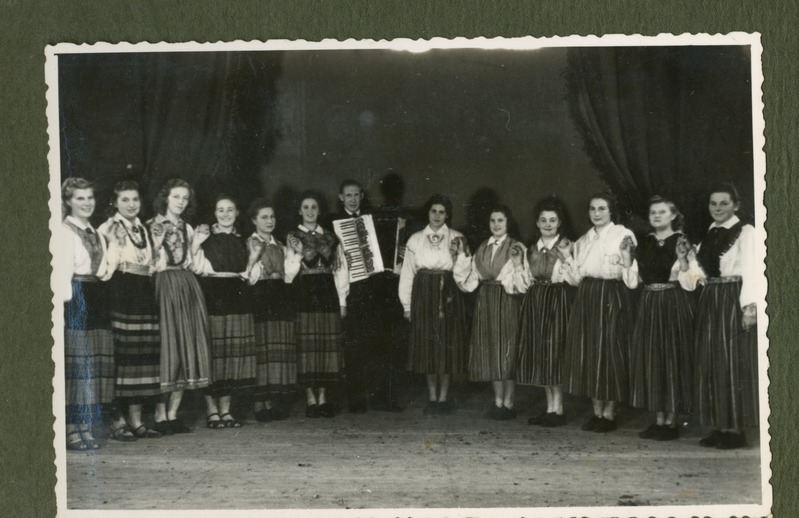 Foto albumis. Rahvatantsu rühm.