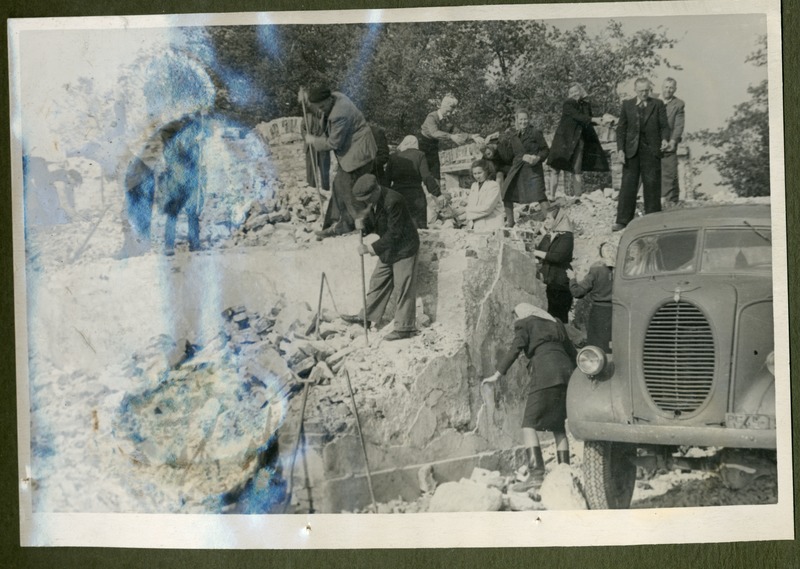 Foto albumist. Keskuse töötajad taastamas I.