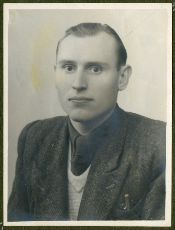 Foto albumist. Toidukaupade sektsiooni juhataja Hallas.