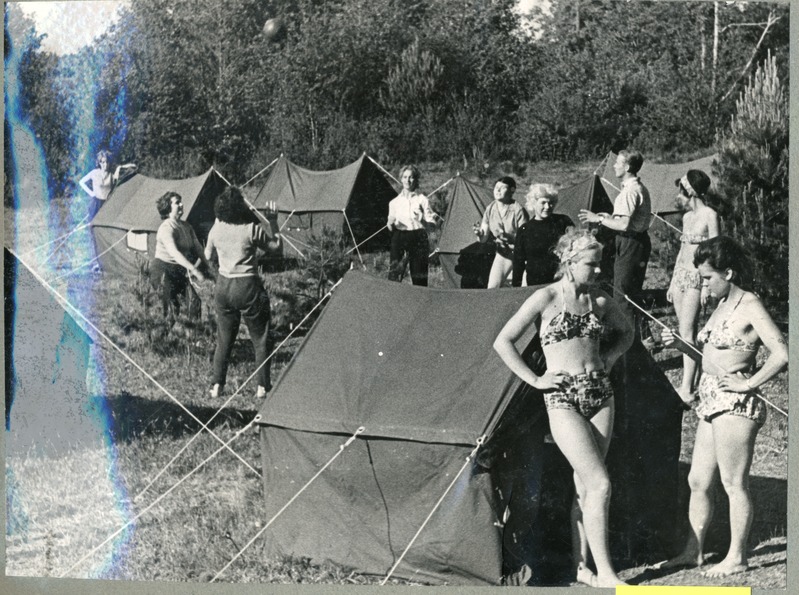 Foto albumis. Esimene PKV telklaager Reiu jõe ääres 5.06-18.06.1965.aastal.