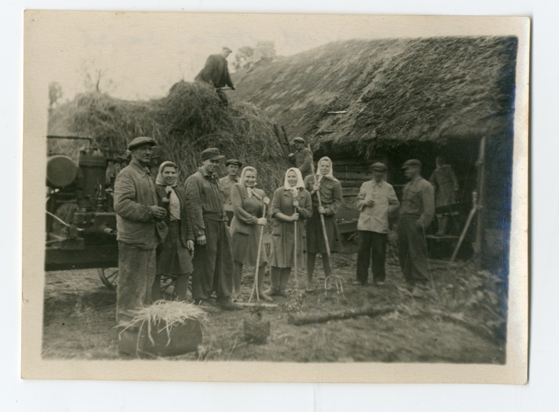 Foto albumis. Talgud Vanaõue talus 1948