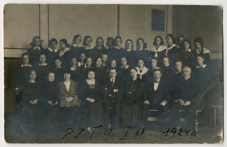Foto. Pärnu Tütarlastegümnaasiumi I klass 1924. aastal