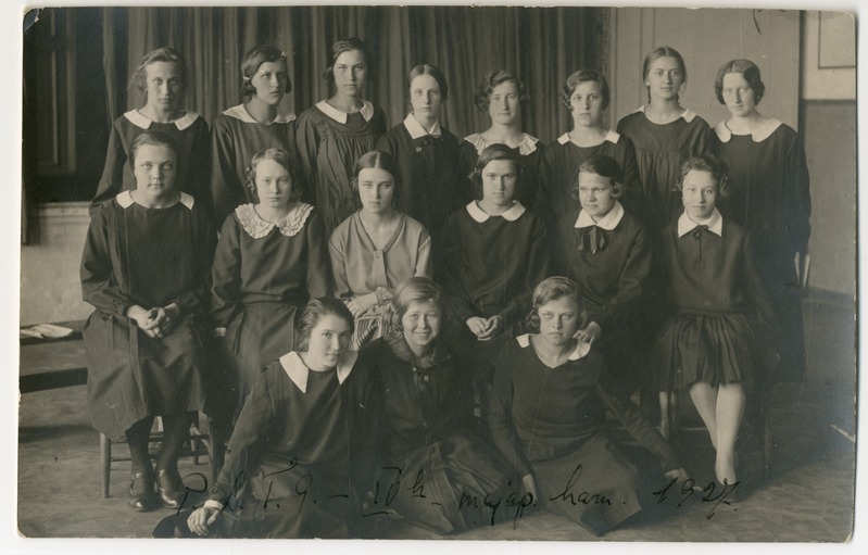 Foto. Pärnu Linna Tütarlastegümnaasiumi IVb klass 1927. aastal
