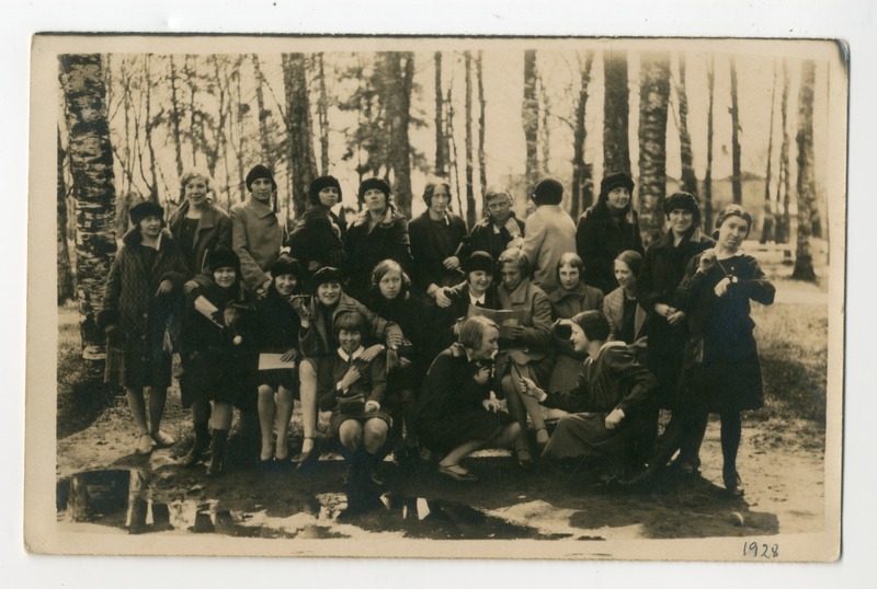 Foto. Pärnu Linna Tütarlastegümnaasiumi õpilased 1928. aastal