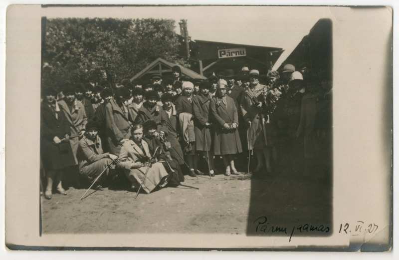 Foto. Kooliekskursioon Lätist Pärnu jaamas