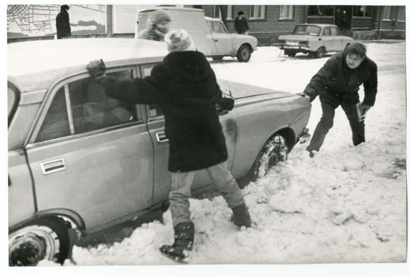 Foto. Lumehanged Ringi tänaval