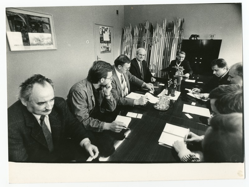 Foto. Nõupidamine suusavabrikus