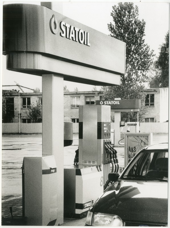 Foto. Uus tankla Papiniidu tänaval