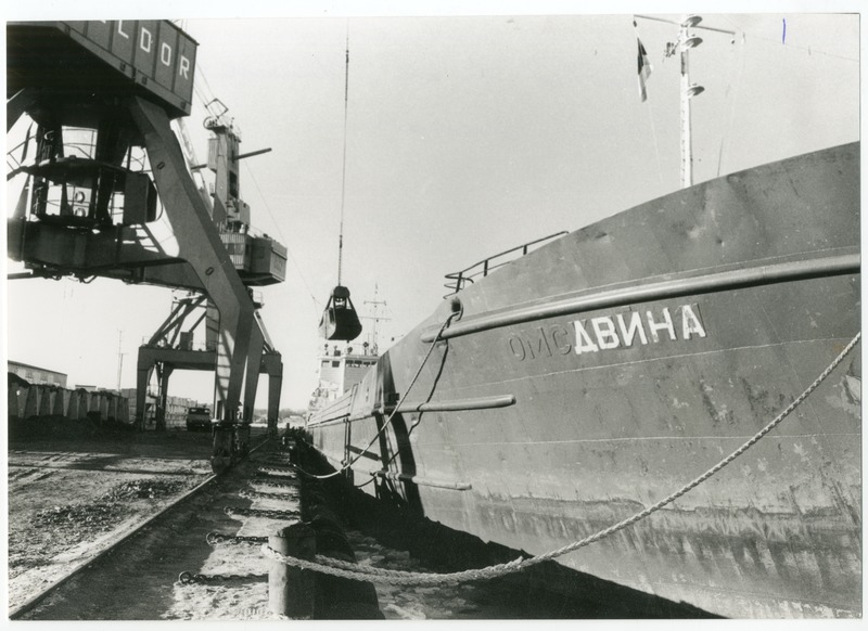 Foto. Kaubalaev Pärnu sadamas