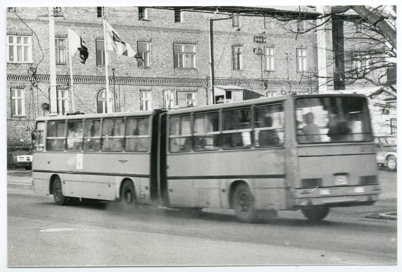 Foto. Linnaliini buss Pärnu kesklinnas