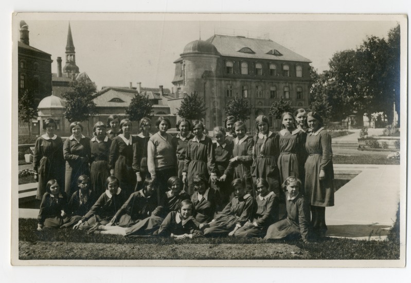 Foto. Tütarlastegümnaasiumi klassipilt