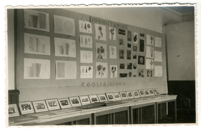 Foto. Näitus Pärnu Kaubanduskoolis