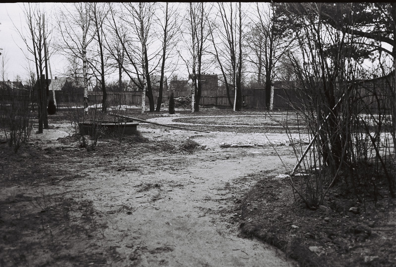 Negatiiv. Koidula muuseumi õu