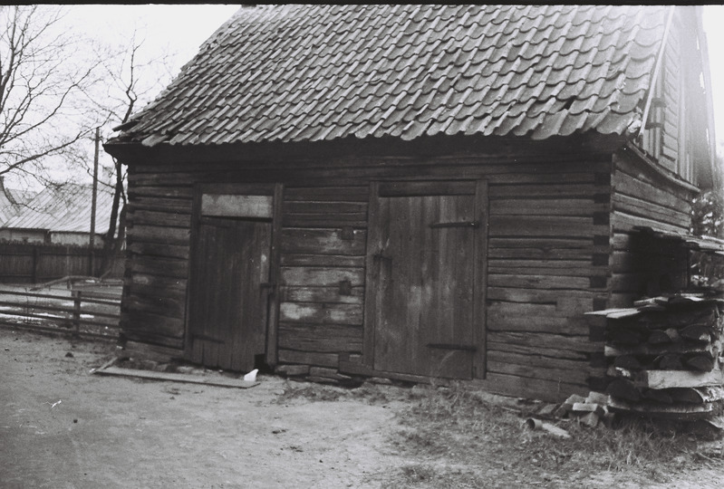 Negatiiv. Koidula muuseumi õu