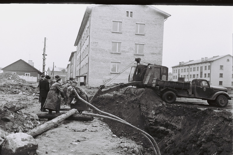 Negatiiv. Lenini allee ehitustööd Pärnus