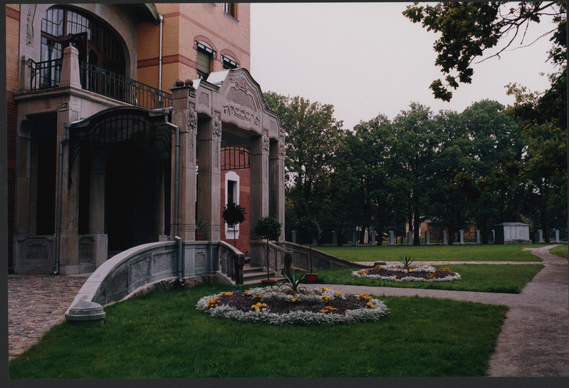 Foto. Ammende villa peasissekäik