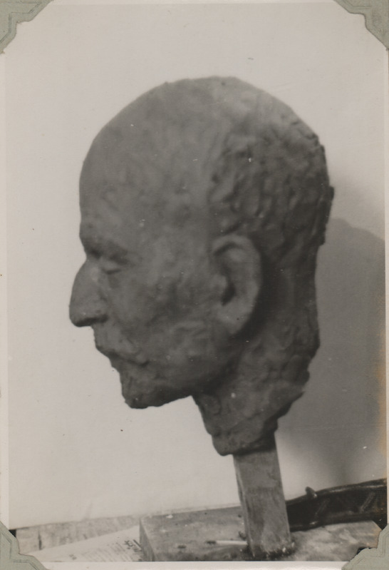 Foto albumist. Salme Riig. J.Poska. 1946