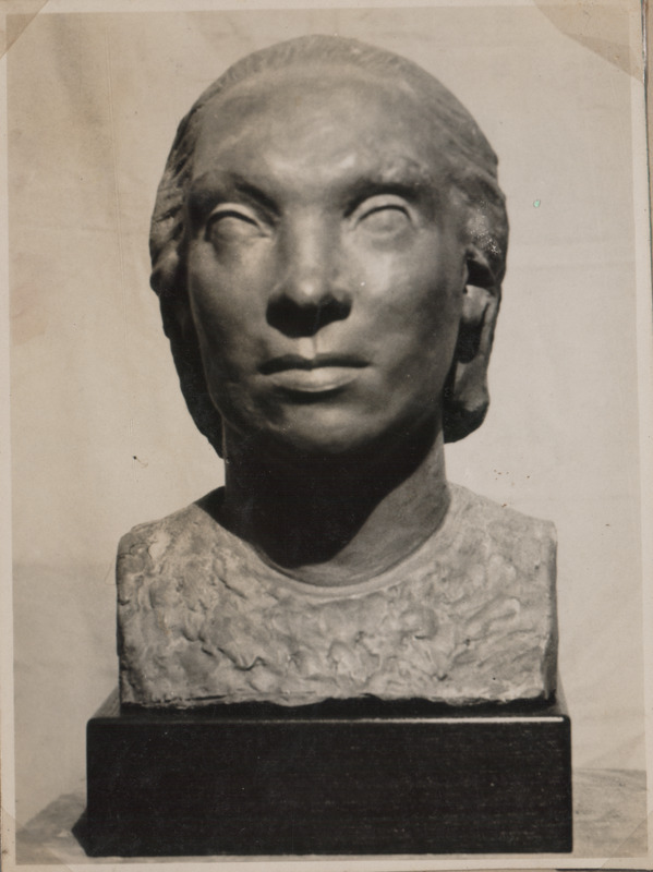 Foto albumist. Salme Riig. Naise büst. 1943