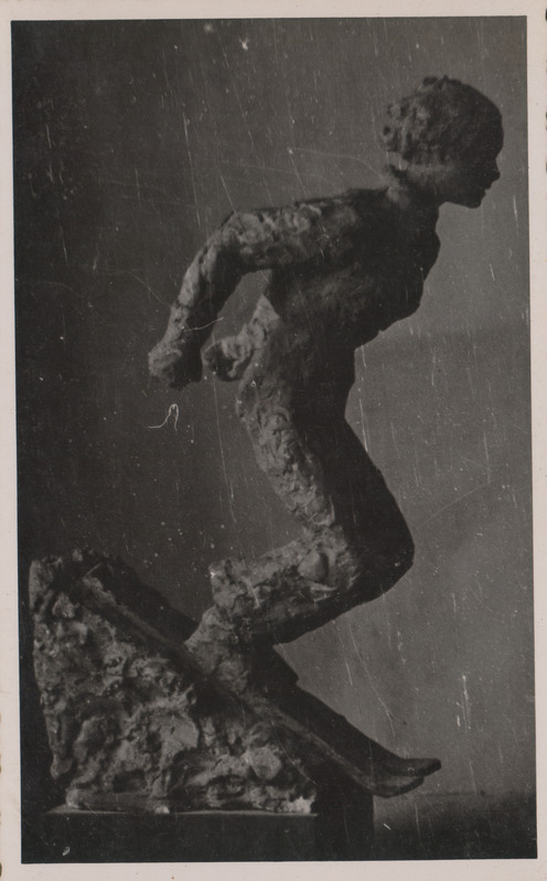 Foto albumist. Salme Riig. Suusataja. 1943