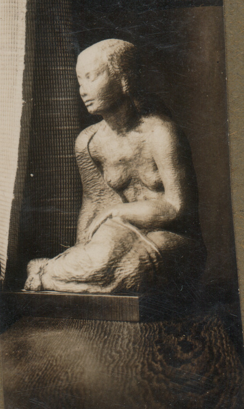 Foto albumist. Salme Riig. Naise figuur. 1932
