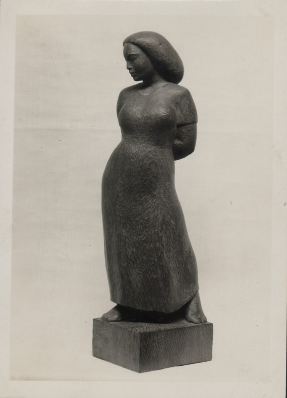 Foto albumist. Salme Riig. Naise figuur. 1950