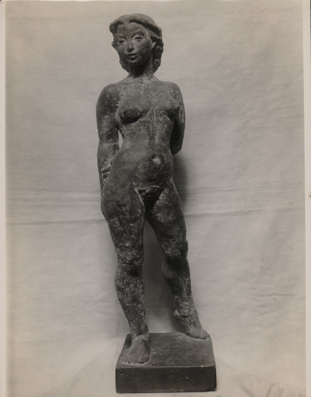 Foto albumist. Salme Riig. Tütarlapse figuur. 1950
