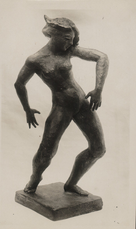 Foto albumist. Salme Riig. Naise figuur.