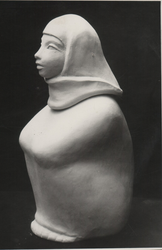 Foto albumist. Salme Riig. keraamiline kuju. 1963