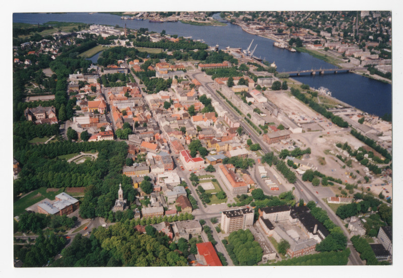 Värvifoto. Aerofoto Pärnust 1990ndatel